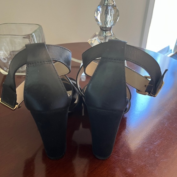 Aldo Black High-Heel Shoe. Size 7.5 - Picture 6 of 10